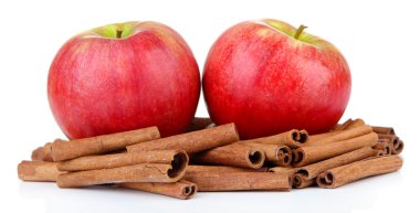 Olgun elma ile üzerine beyaz izole tarçın ile