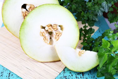 ahşap masa yakın çekim üzerinde olgunlaşmış kavun