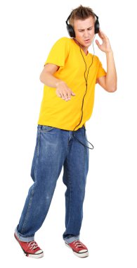 yakışıklı genç adam beyaz izole müzik dinlemek