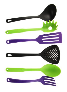 Plastik mutfak eşyaları üzerinde beyaz izole