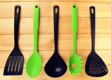 ahşap zemin üzerinde plastik mutfak eşyaları