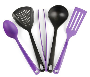 Plastik mutfak eşyaları üzerinde beyaz izole