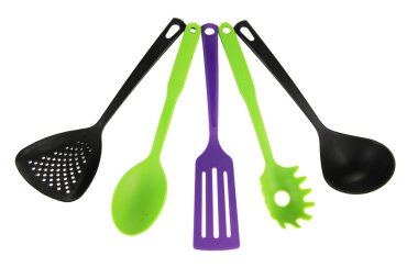 Plastik mutfak eşyaları üzerinde beyaz izole