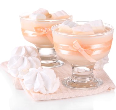 Marshmallow, üzerinde beyaz izole lezzetli yoğurt