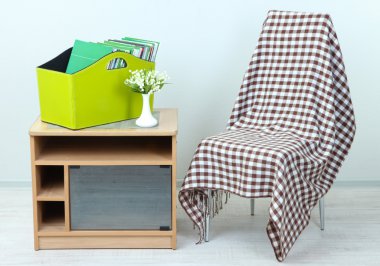 dergi ve başucundaki odasında yeşil kutusundaki klasörler