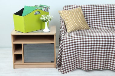 dergi ve başucundaki odasında yeşil kutusundaki klasörler