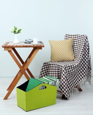 dergi ve klasörleri odasındaki masada yeşil kutunun içinde