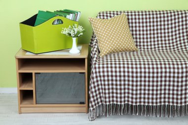 dergi ve başucundaki odasında yeşil kutusundaki klasörler