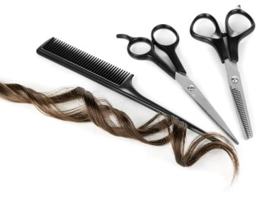 parlak kahverengi curl makas ve üzerinde beyaz izole tarak ile