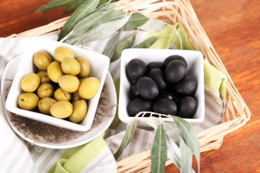 kase üzerinde peçete sepeti ahşap masa üzerinde şubesi ile zeytin