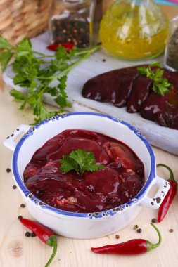 pişmemiş karaciğer tavada ve baharat ve soslar ahşap masa yakın çekim üzerinde ahşap tahta üzerinde