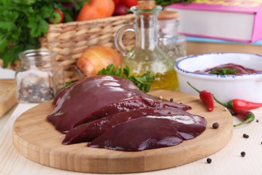 baharat ve soslar ahşap masa yakın çekim üzerinde ahşap tahta üzerinde çiğ karaciğer