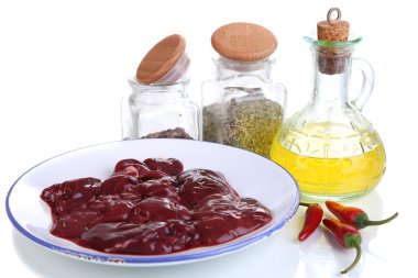 baharat ve soslar üzerinde beyaz izole tabakta pişmemiş karaciğer