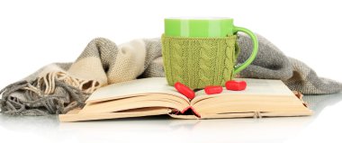 o ve açık kitap üzerine beyaz izole örme şeyle Kupası