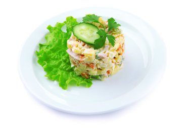 Geleneksel Rus salatası Olivier, beyaz üzerine izole edilmiş.