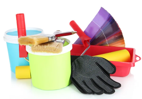 Cubo de plástico con pintura, rodillo, pinceles y brillante paleta de colores aislados en blanco — Foto de Stock