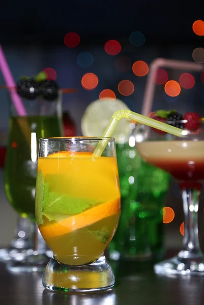 Auswahl an leckeren Cocktails auf hellem Hintergrund — Stockfoto