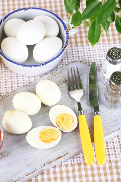 ahşap tahta masa örtüsü üzerine haşlanmış yumurta