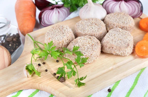 Meat patties on board on napkin close-up — Stock Photo, Image