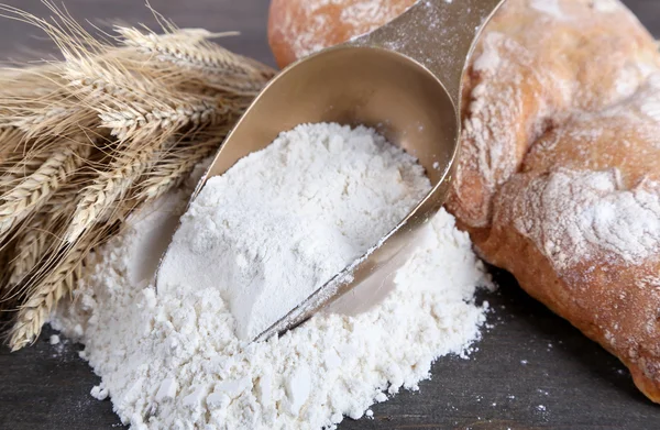 The wholemeal flour in scoop on wooden table — Stock Photo, Image