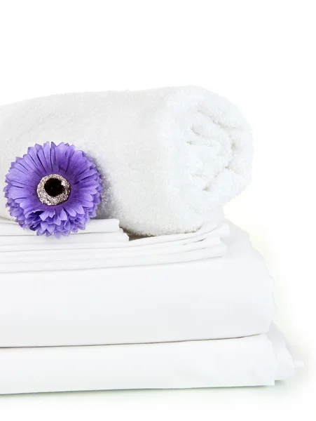 Montón de sábanas limpias aisladas en blanco —  Fotos de Stock