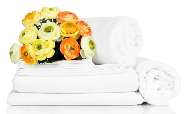 Stapel sauberer Bettwäsche und Handtücher isoliert auf weiß — Stockfoto