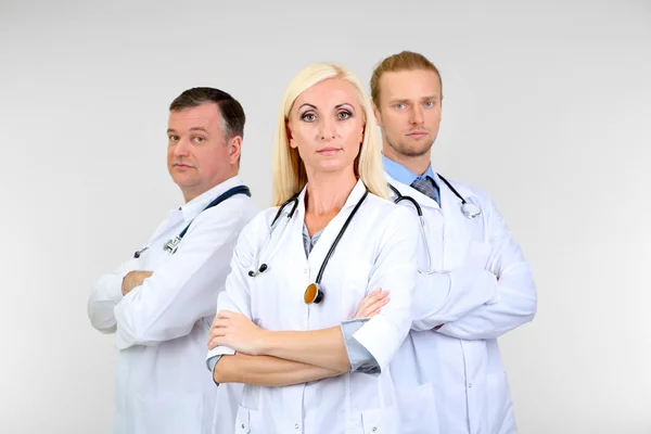 Trabalhadores médicos em fundo cinza — Fotografia de Stock