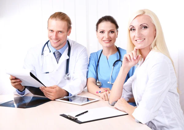 Ärzteteam bei Besprechung im Amt — Stockfoto