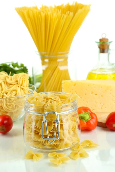 Diversi tipi di pasta con verdure isolate su bianco — Foto Stock