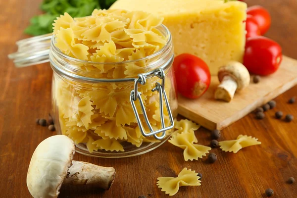 Pasta con aceite, queso y verduras en la mesa de madera de cerca — Foto de Stock