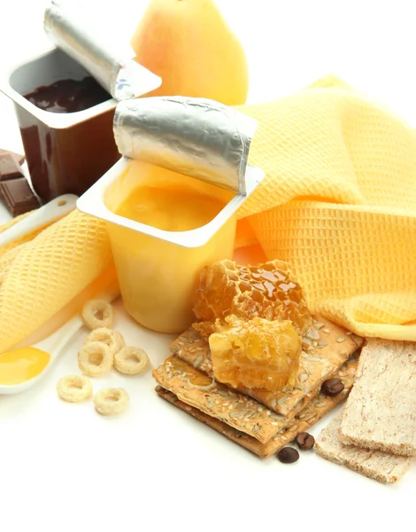 Smaskiga desserter i öppna plastkoppar och honung kammar, frukt och flingor på Servett, isolerad på vit — Stockfoto