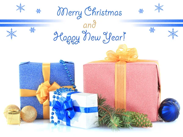 Vackra ljusa gåvor och jul inredning, isolerad på vit — Stockfoto