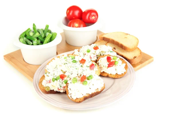 Süzme peynir ve yeşillik üzerinde beyaz izole plaka ile sandviçler — Stok fotoğraf