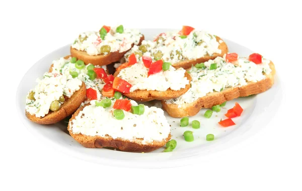 Sandwiches con requesón y verduras en plato aislado sobre blanco — Foto de Stock