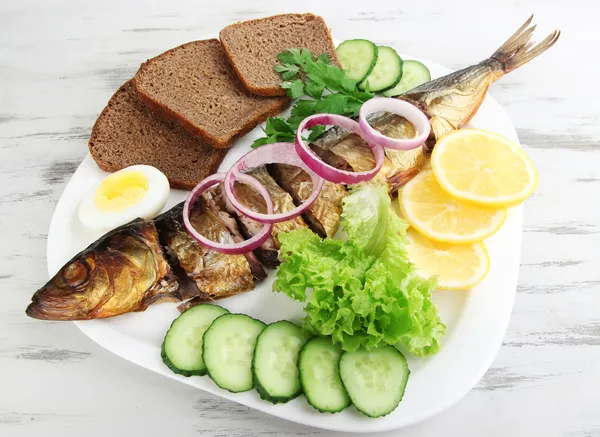 Копченая рыба на тарелке — стоковое фото