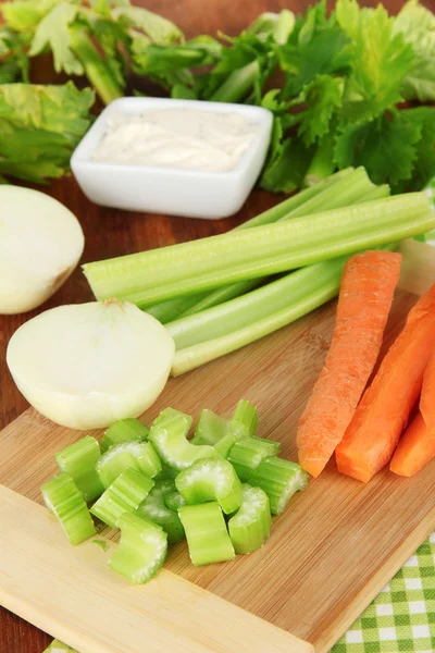 Świeżego selera zielony z warzywami na stół szczegół — Zdjęcie stockowe
