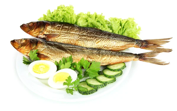 Pesce affumicato su piatto isolato su bianco — Foto Stock
