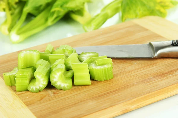 Apio verde fresco en el primer plano de la tabla de cortar — Foto de Stock