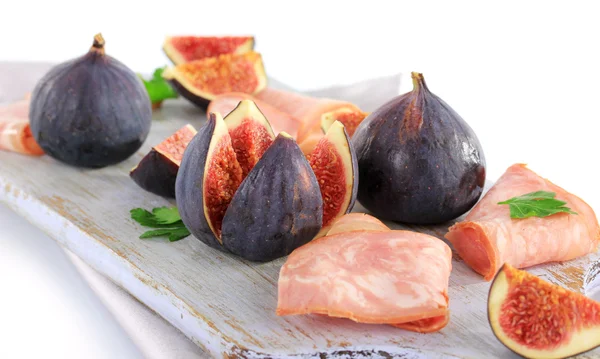 Fichi saporiti con prosciutto, isolati su bianco — Foto Stock