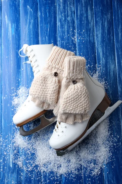 Guantes y patines sin dedos de lana para patinaje artístico, sobre fondo de madera — Foto de Stock