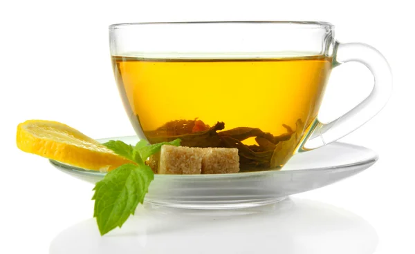 Průhledný šálek zeleného čaje s citronem a mátou izolovaných na bílém — Stock fotografie