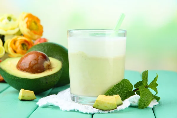 Batido de aguacate fresco sobre fondo brillante —  Fotos de Stock