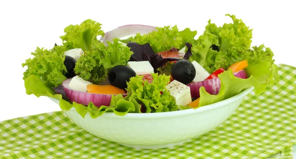 Griekse salade op plaat op tafel op witte achtergrond — Stockfoto