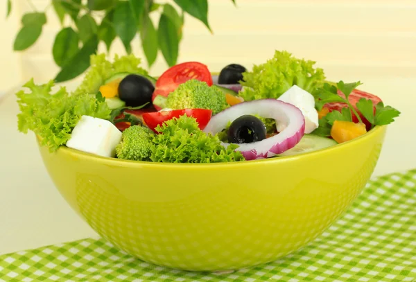 Salade grecque sur assiette sur table sur fond clair — Photo