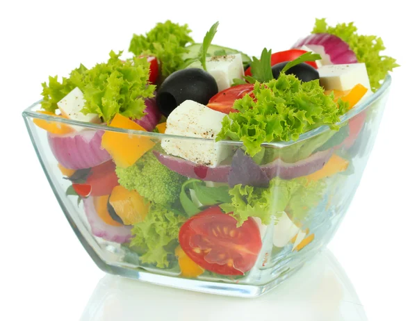 Griekse salade op plaat geïsoleerd op wit — Stockfoto