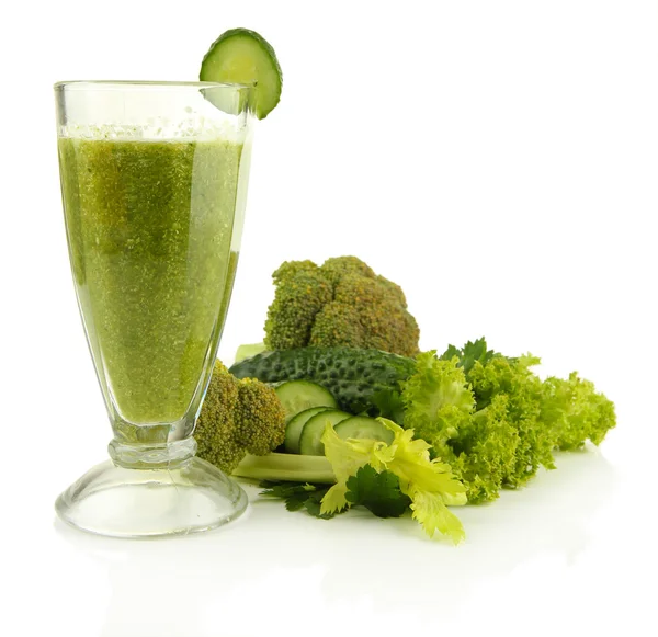 Glas grünen Gemüsesaft und Gemüse isoliert auf weiß — Stockfoto