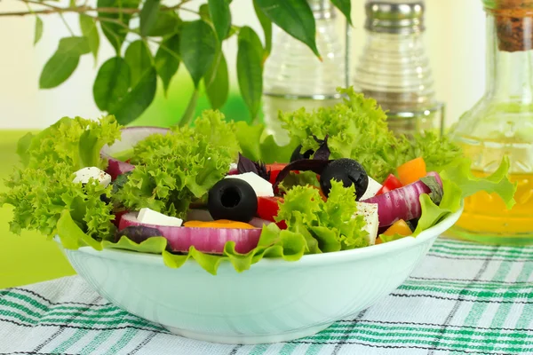 Греческий салат на тарелке на столе крупным планом — стоковое фото