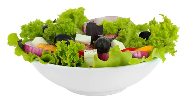 Salada grega em prato isolado em branco — Fotografia de Stock