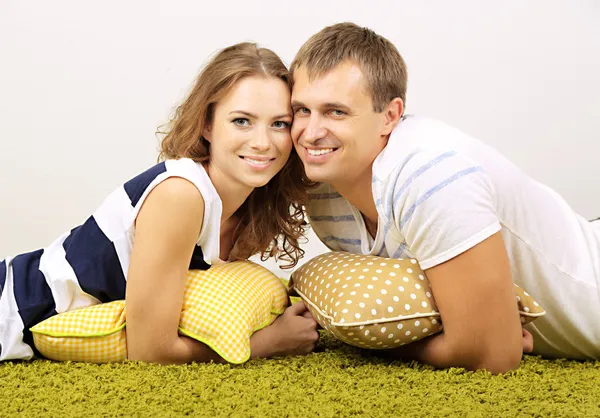 Jovem casal feliz em casa — Fotografia de Stock