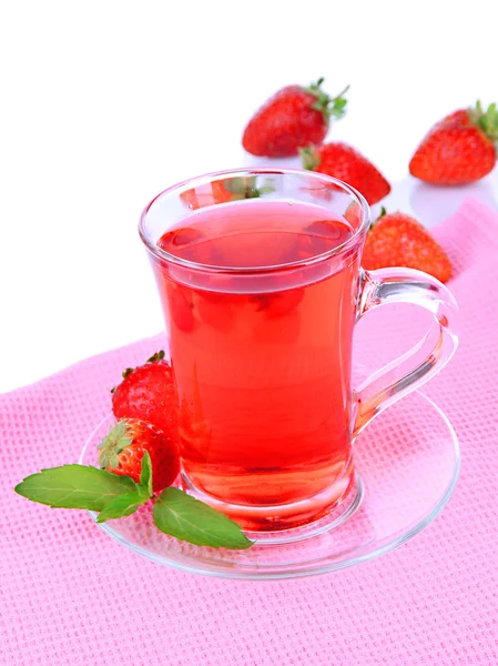 Heerlijke aardbeien thee op tafel op witte achtergrond — Stockfoto